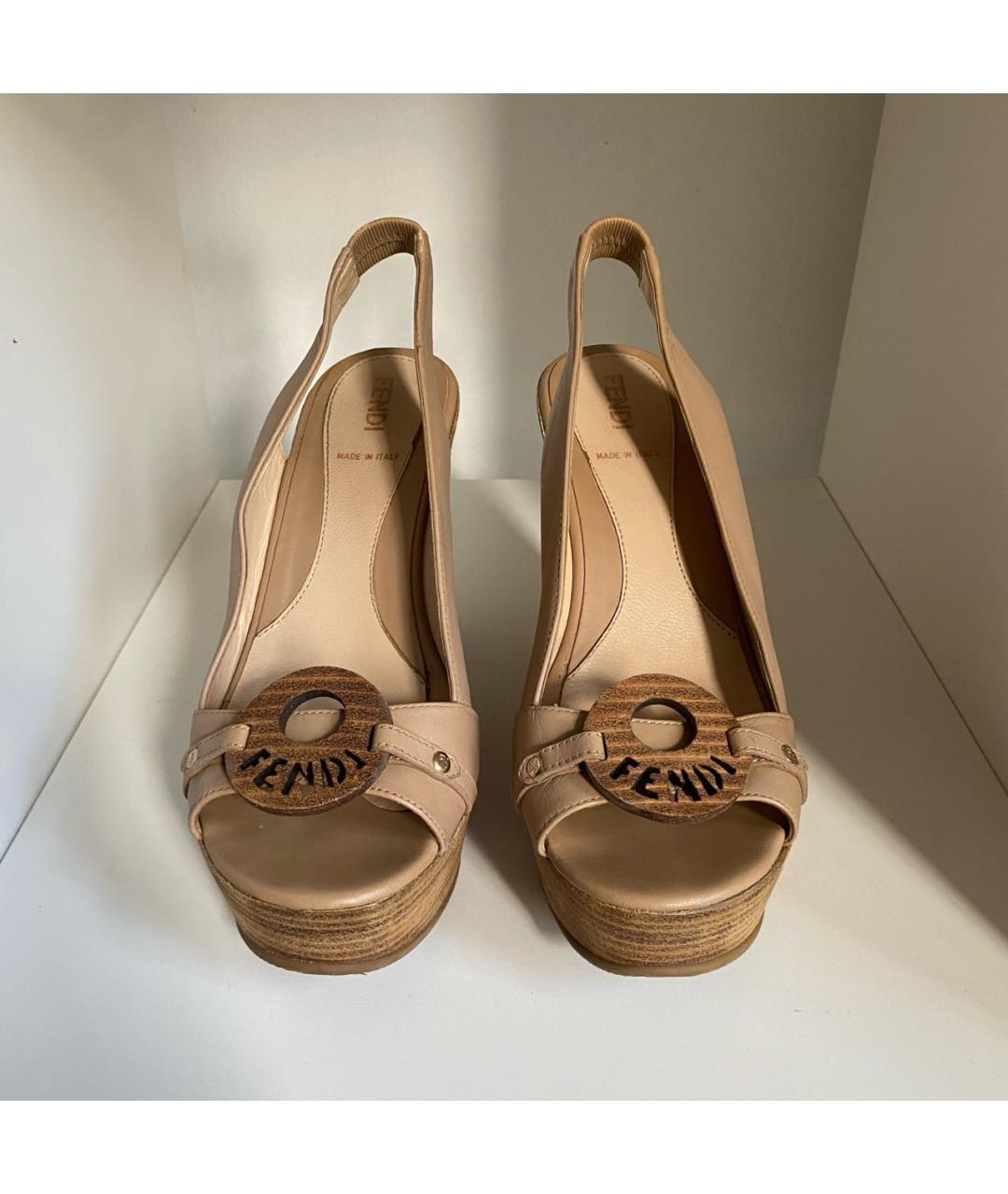 FENDI Бежевые кожаные босоножки, фото 2