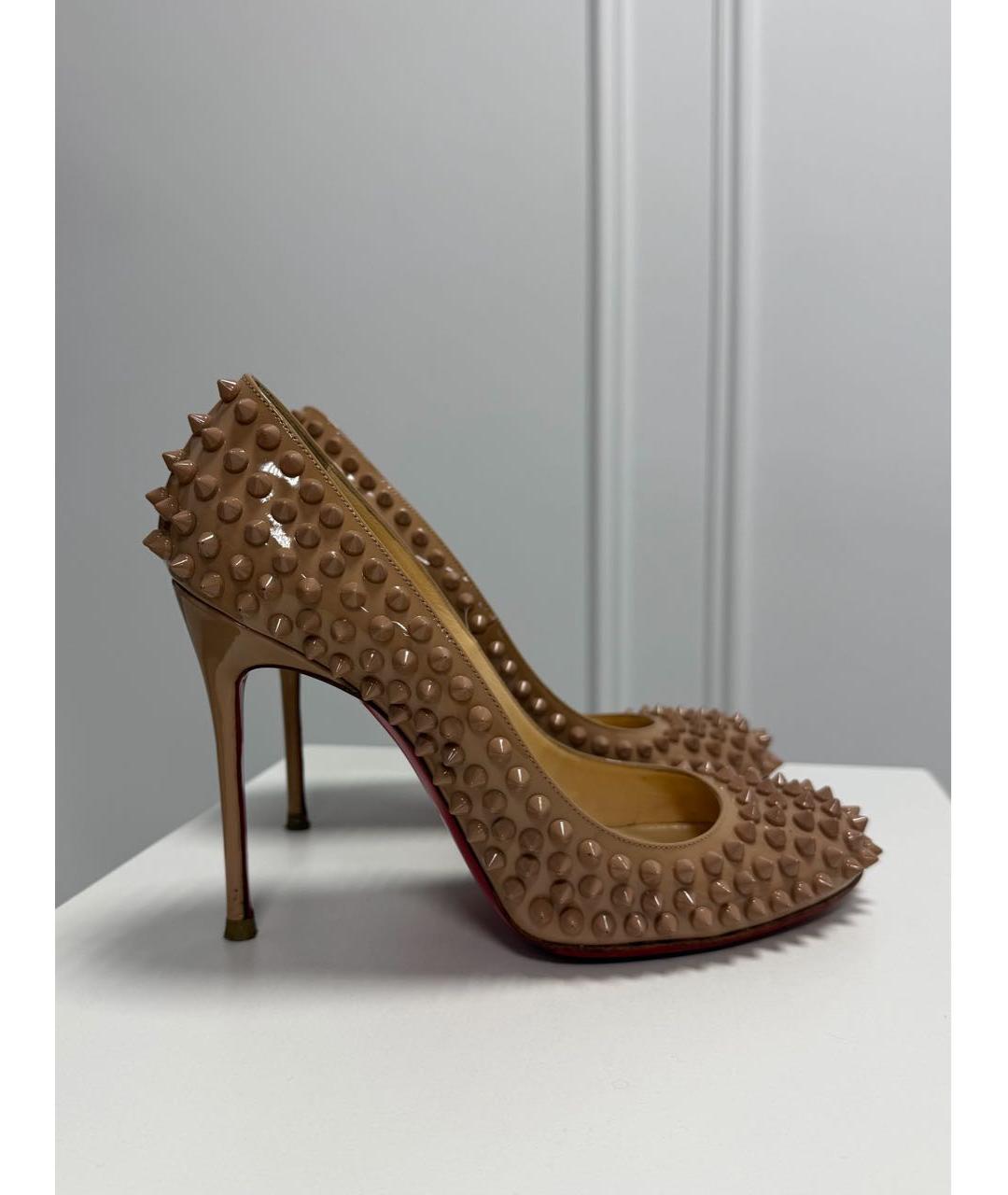 CHRISTIAN LOUBOUTIN Бежевые туфли из лакированной кожи, фото 6