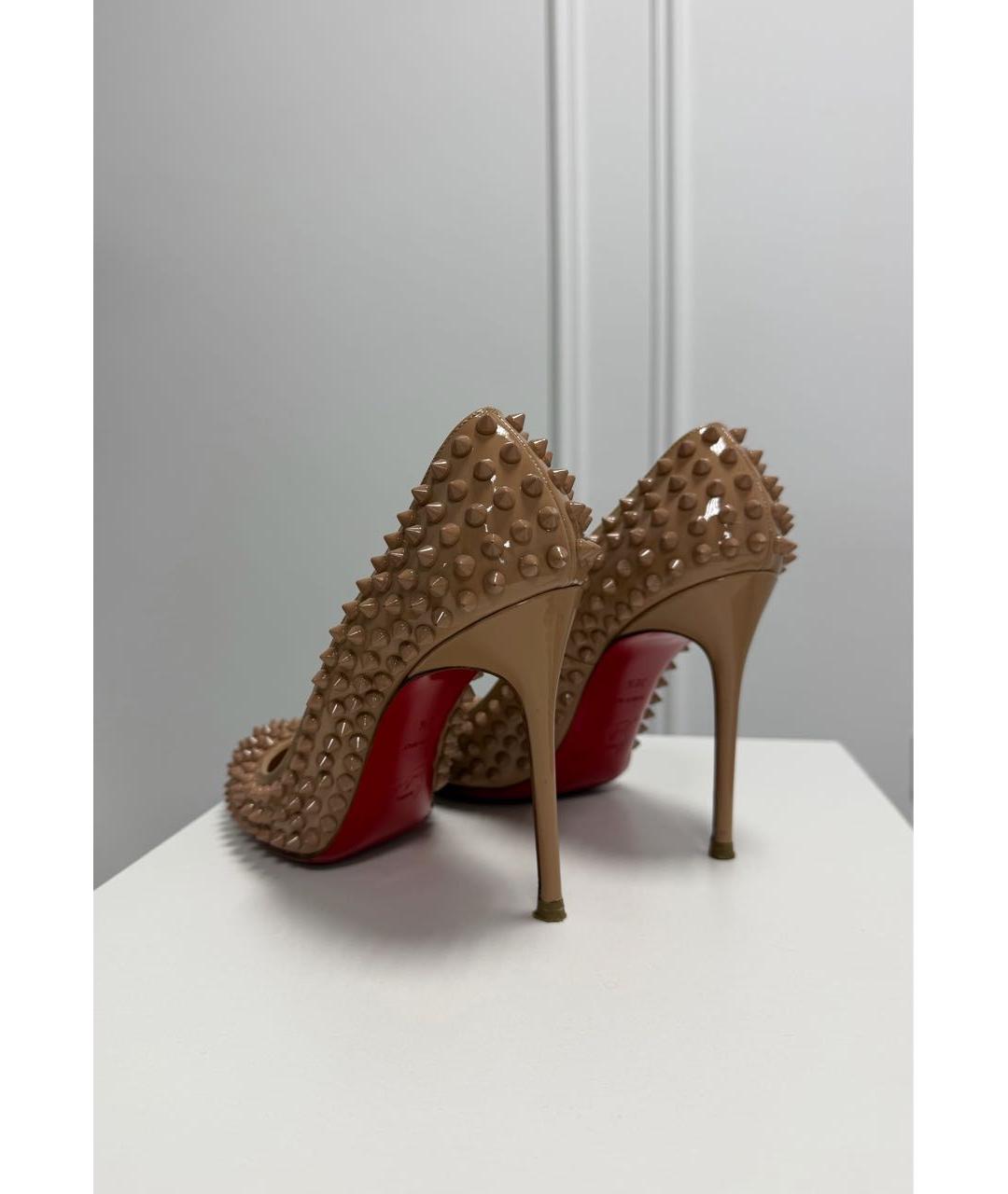 CHRISTIAN LOUBOUTIN Бежевые туфли из лакированной кожи, фото 2