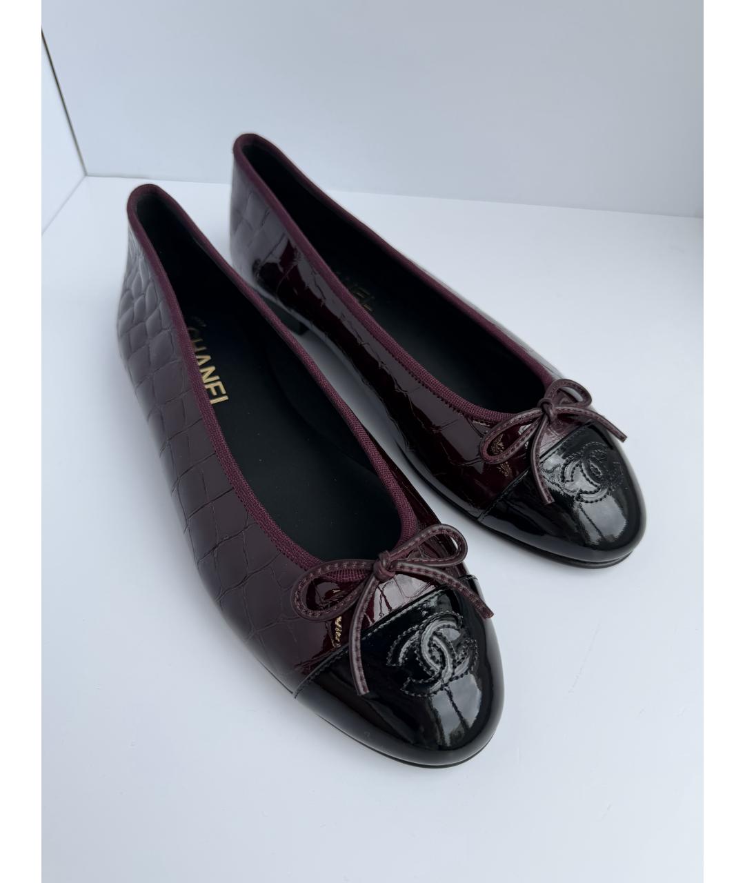 CHANEL Бордовые балетки из лакированной кожи, фото 2
