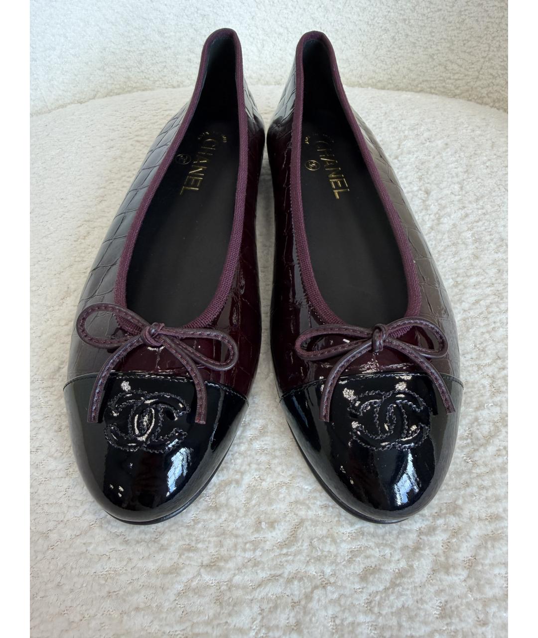 CHANEL Бордовые балетки из лакированной кожи, фото 3