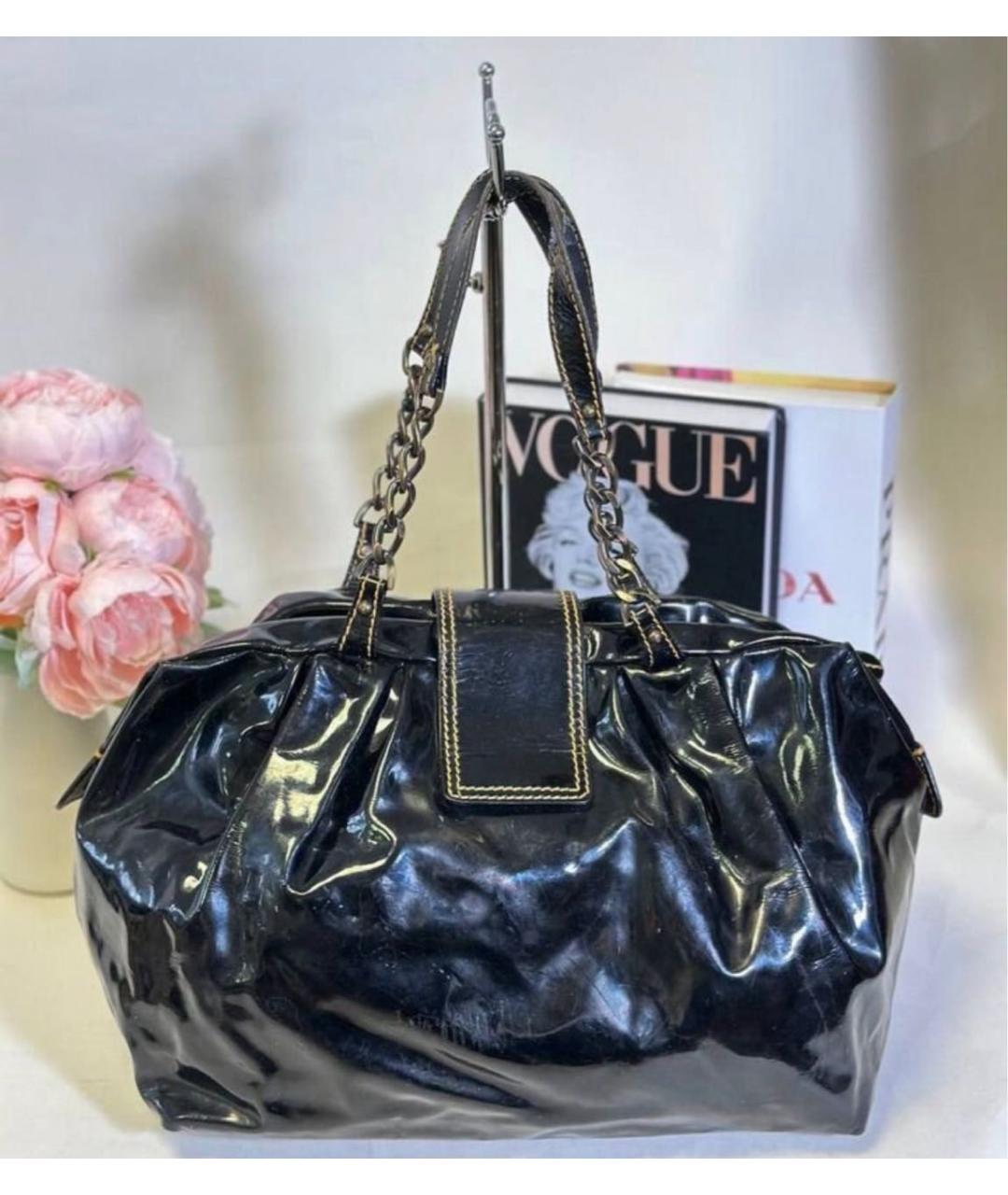 FENDI Черная сумка с короткими ручками из лакированной кожи, фото 2
