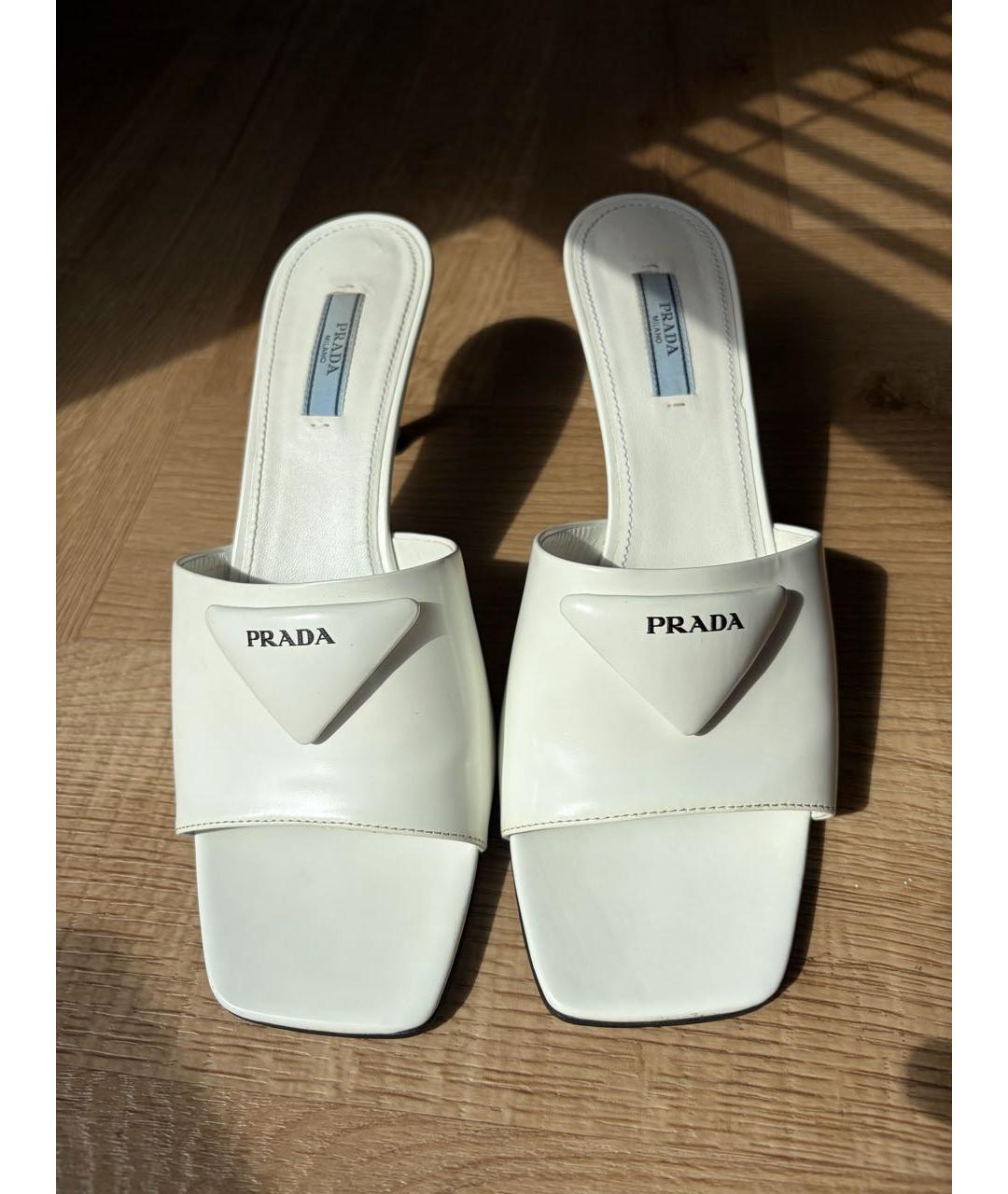 PRADA Белые мюли из лакированной кожи, фото 2