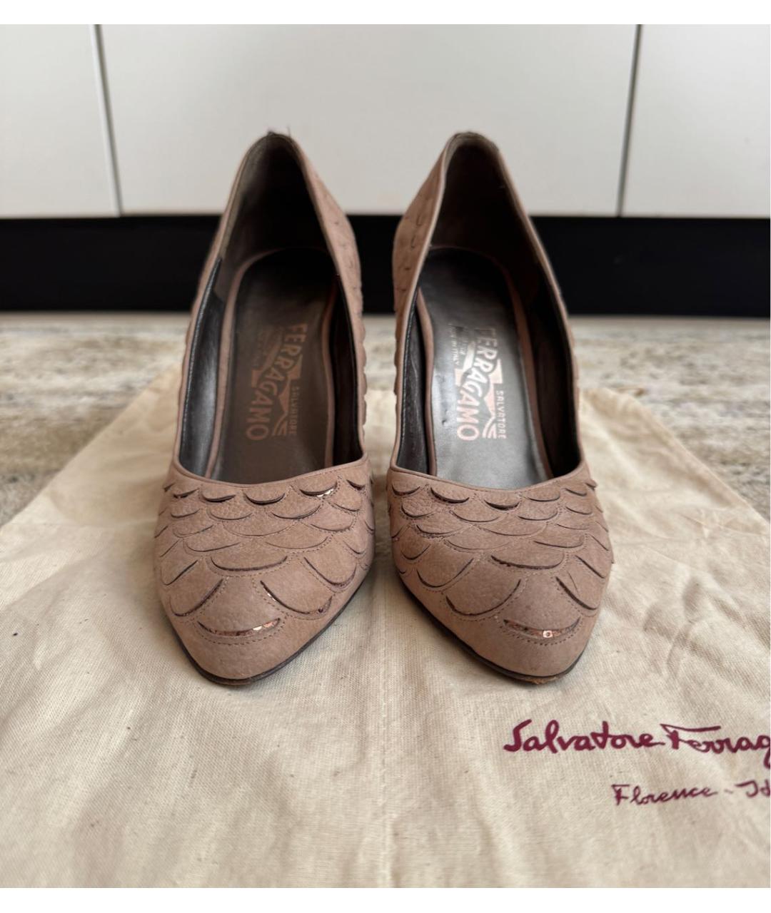 FERRAGAMO Бежевые замшевые туфли, фото 2