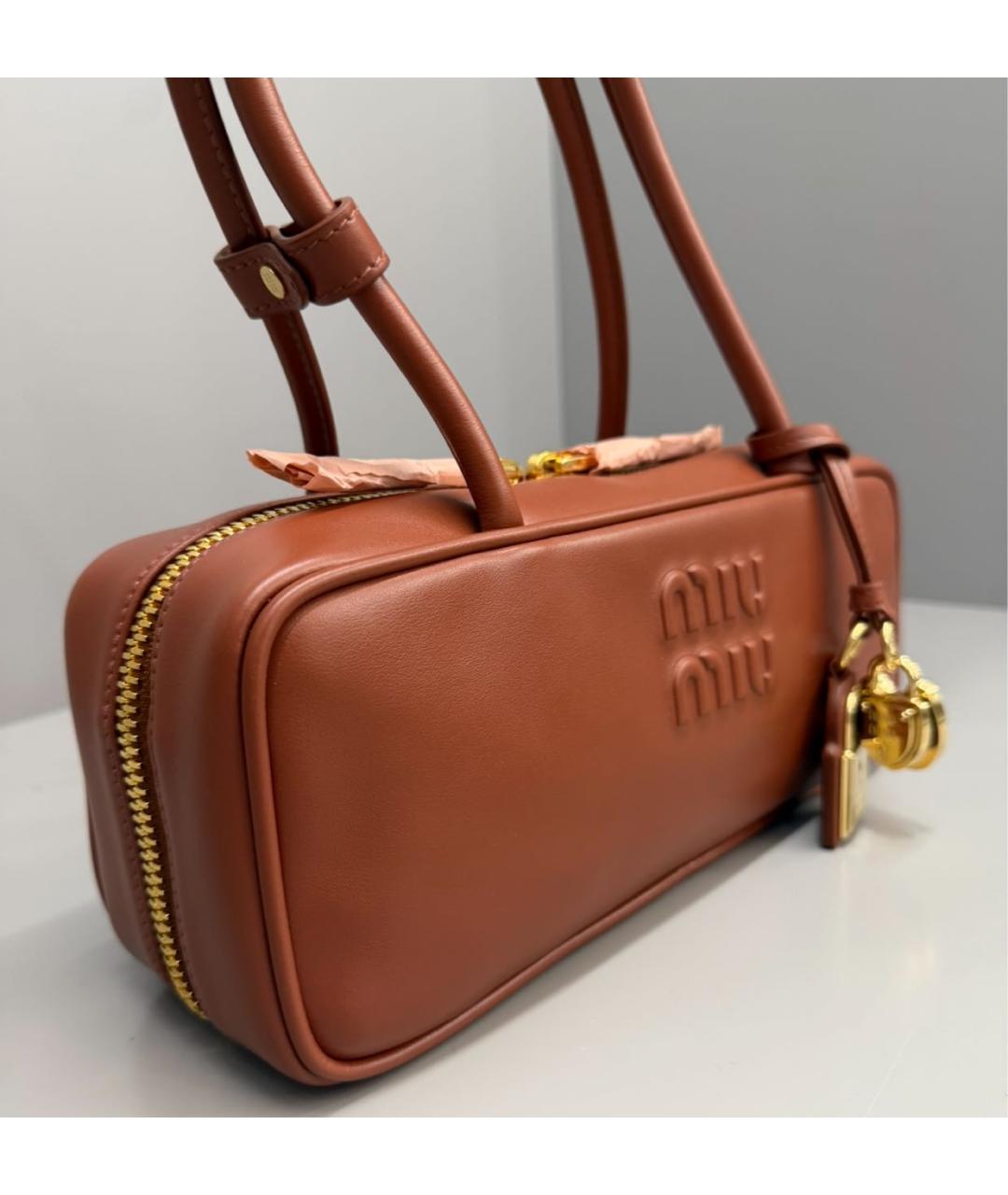 MIU MIU Коричневая кожаная сумка с короткими ручками, фото 4