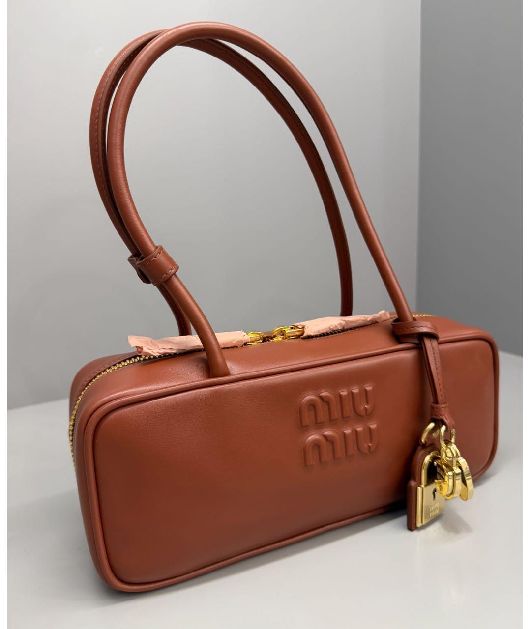 MIU MIU Коричневая кожаная сумка с короткими ручками, фото 3
