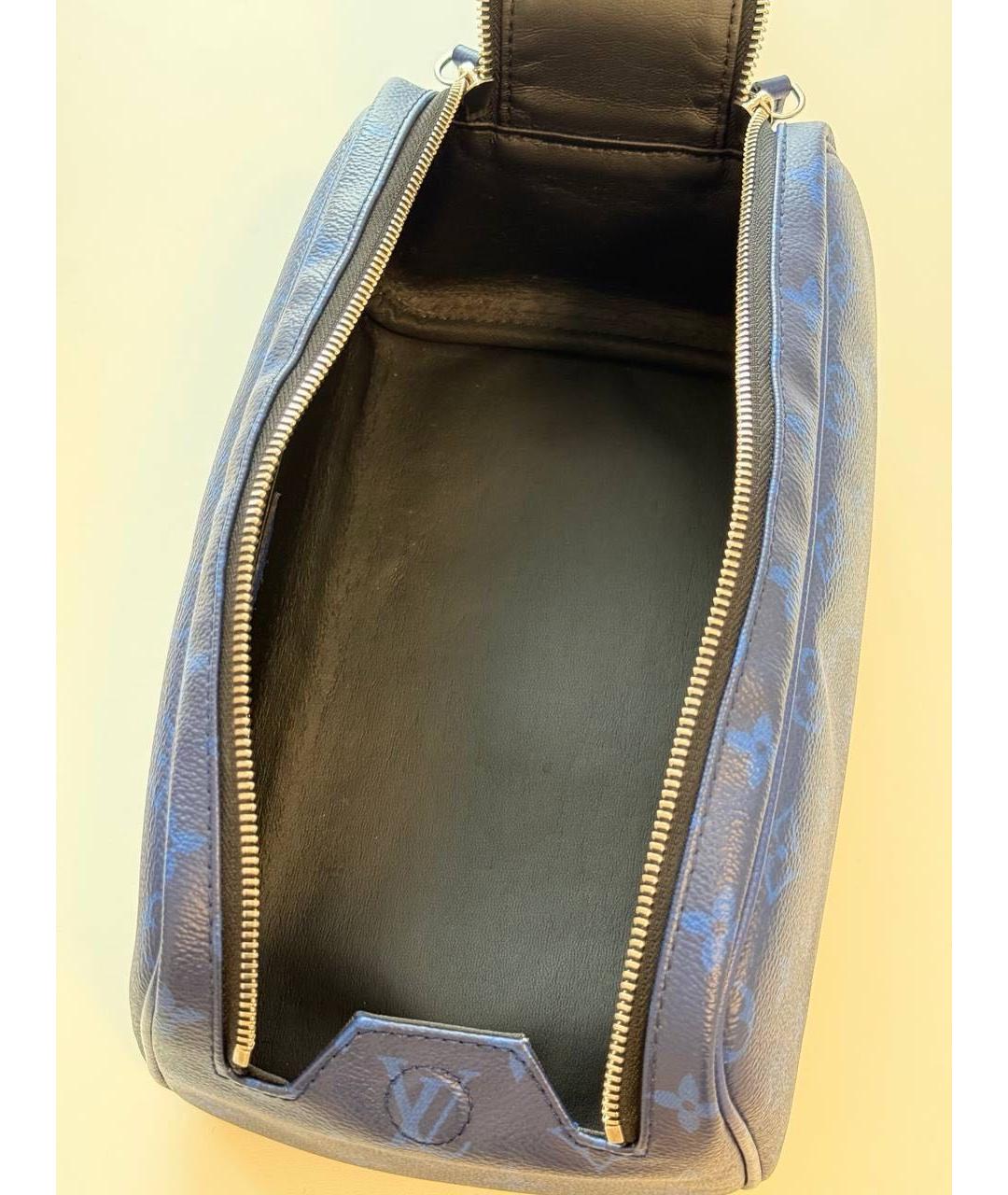 LOUIS VUITTON Темно-синяя кожаная барсетка, фото 5