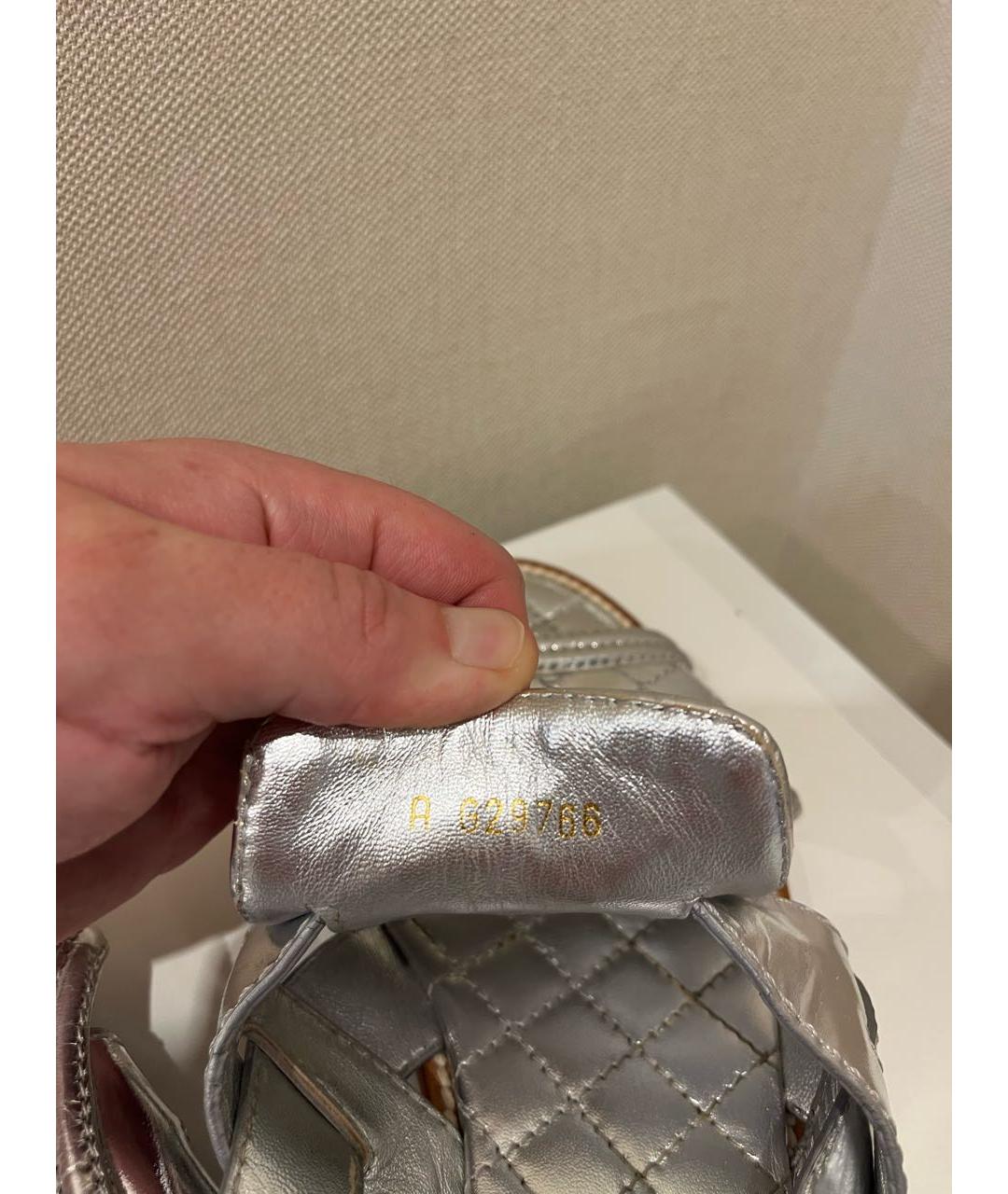 CHANEL Серебряные босоножки из лакированной кожи, фото 6