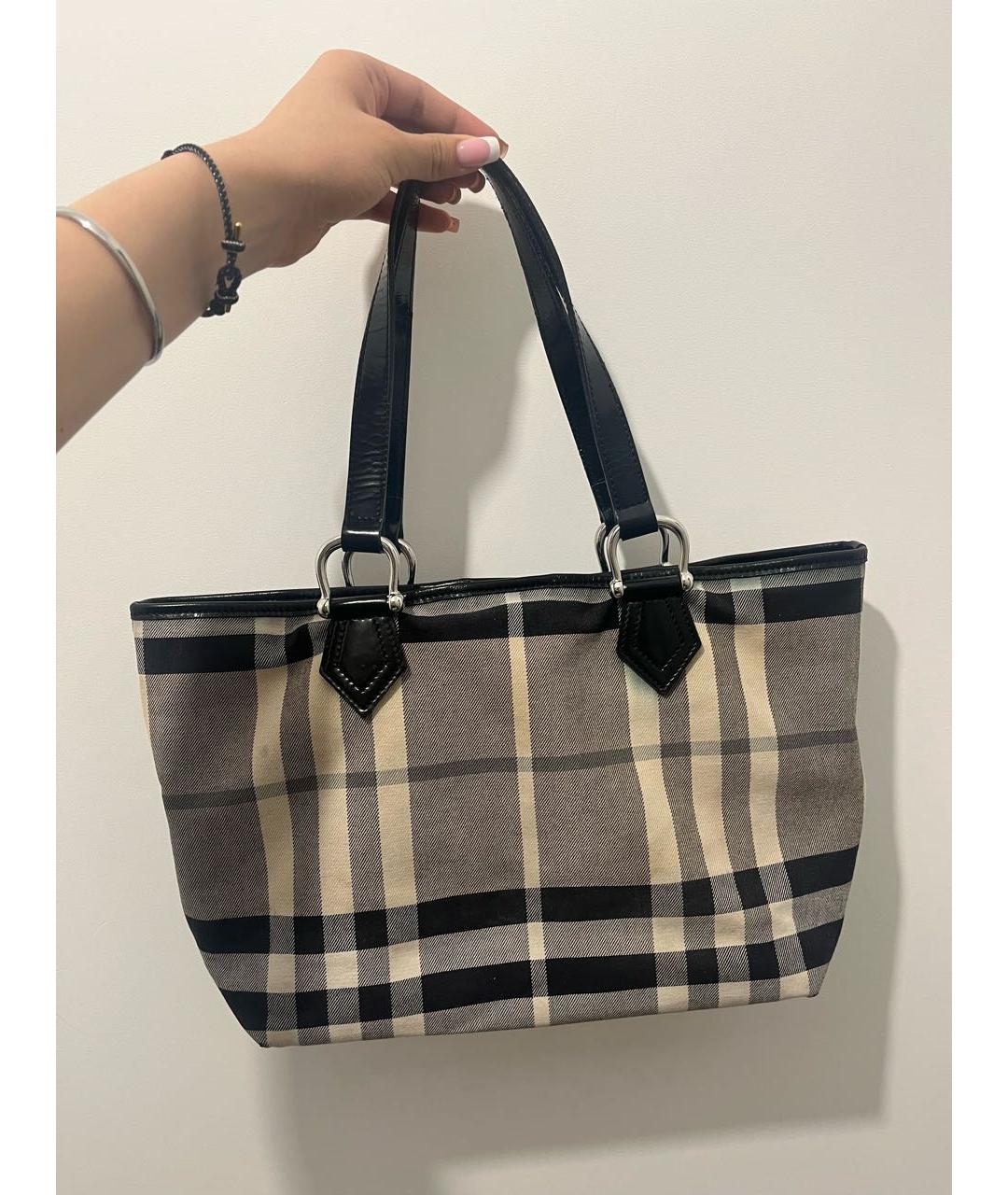 BURBERRY Черная сумка с короткими ручками из лакированной кожи, фото 9