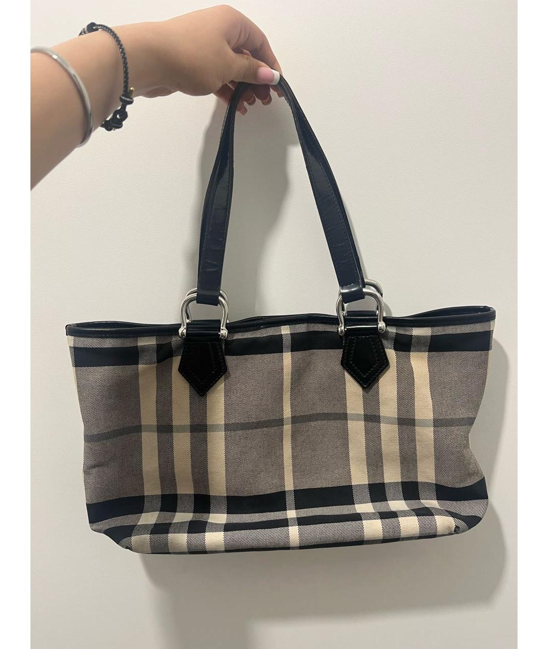 BURBERRY Черная сумка с короткими ручками из лакированной кожи, фото 2