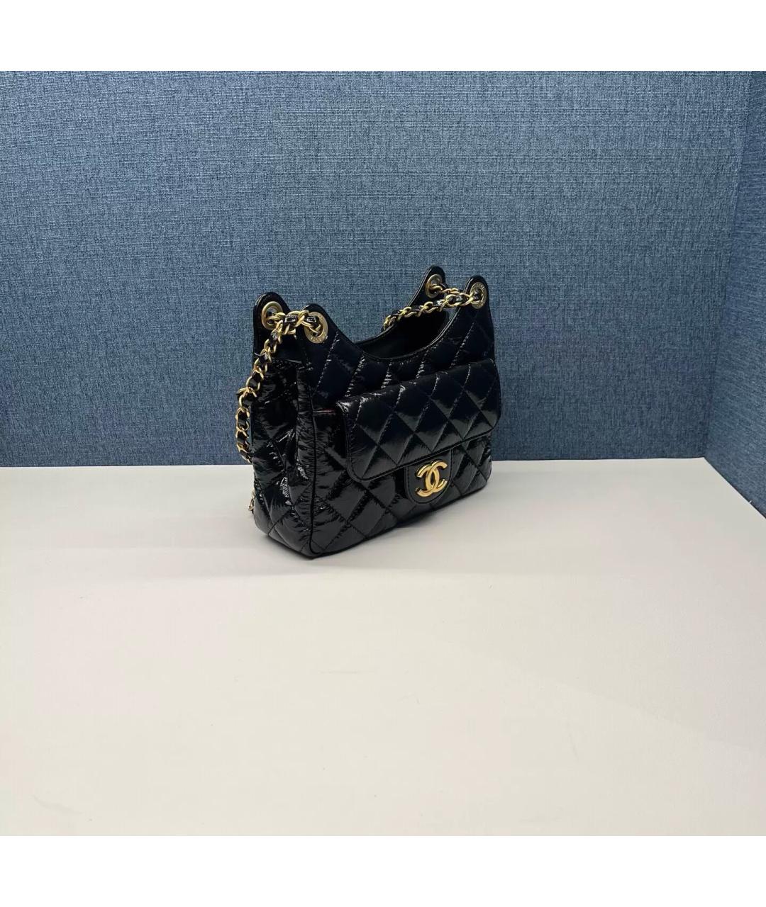 CHANEL Черная сумка через плечо из лакированной кожи, фото 2