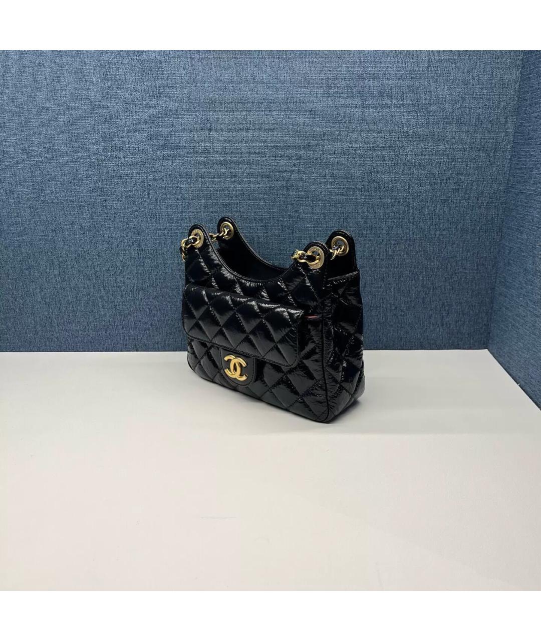 CHANEL Черная сумка через плечо из лакированной кожи, фото 3