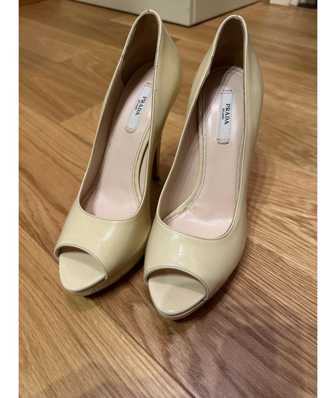 PRADA Бежевые туфли из лакированной кожи, фото 3
