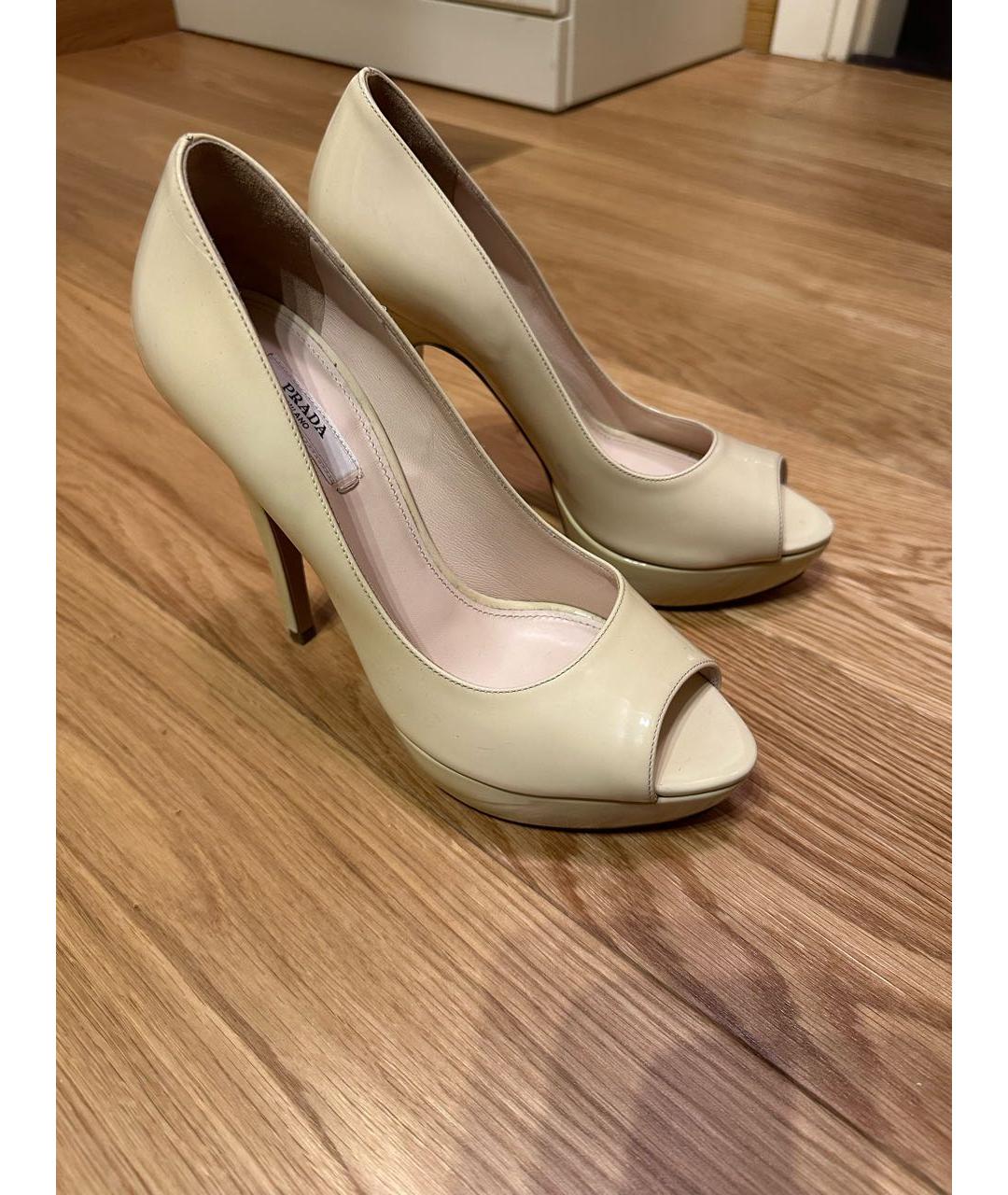 PRADA Бежевые туфли из лакированной кожи, фото 2