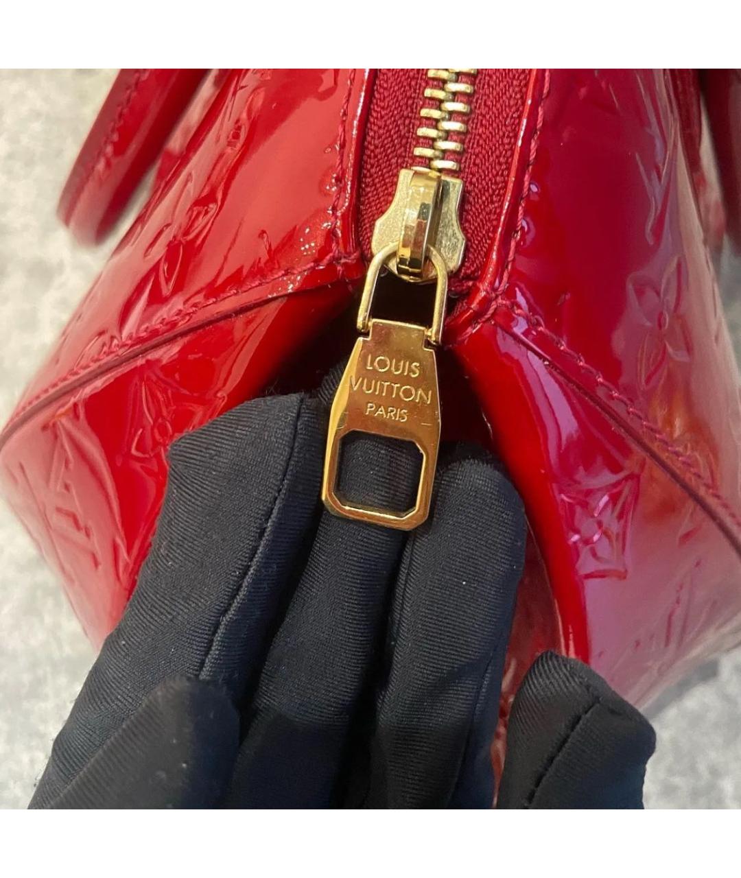 LOUIS VUITTON Красная сумка с короткими ручками из лакированной кожи, фото 6