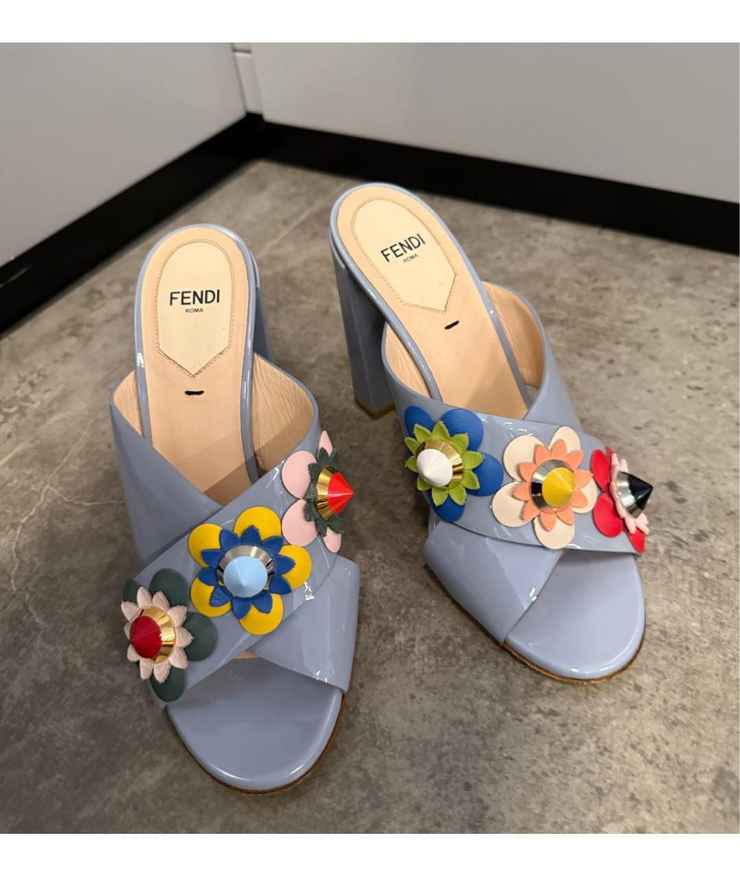 FENDI Голубые мюли из лакированной кожи, фото 3