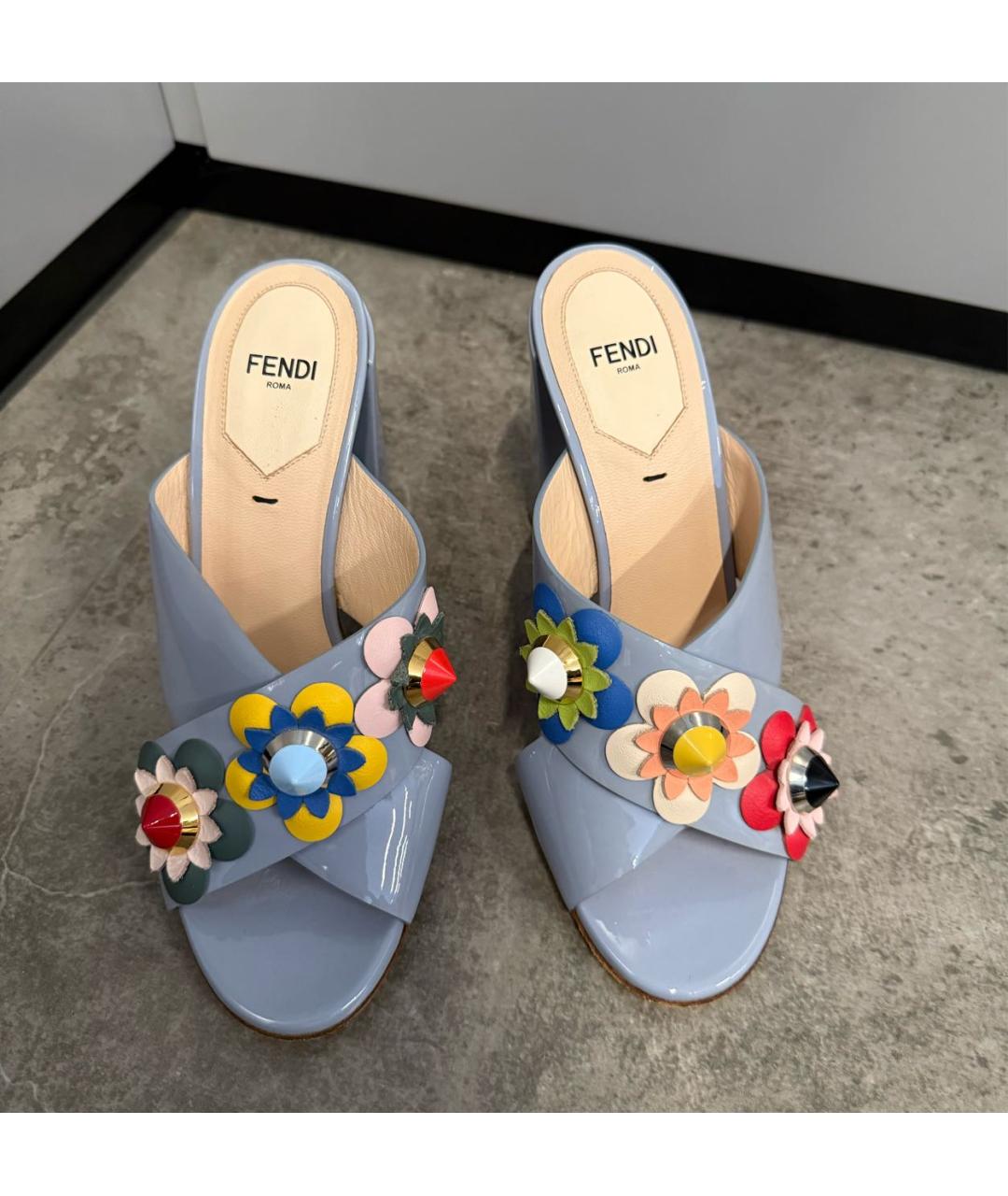 FENDI Голубые мюли из лакированной кожи, фото 5