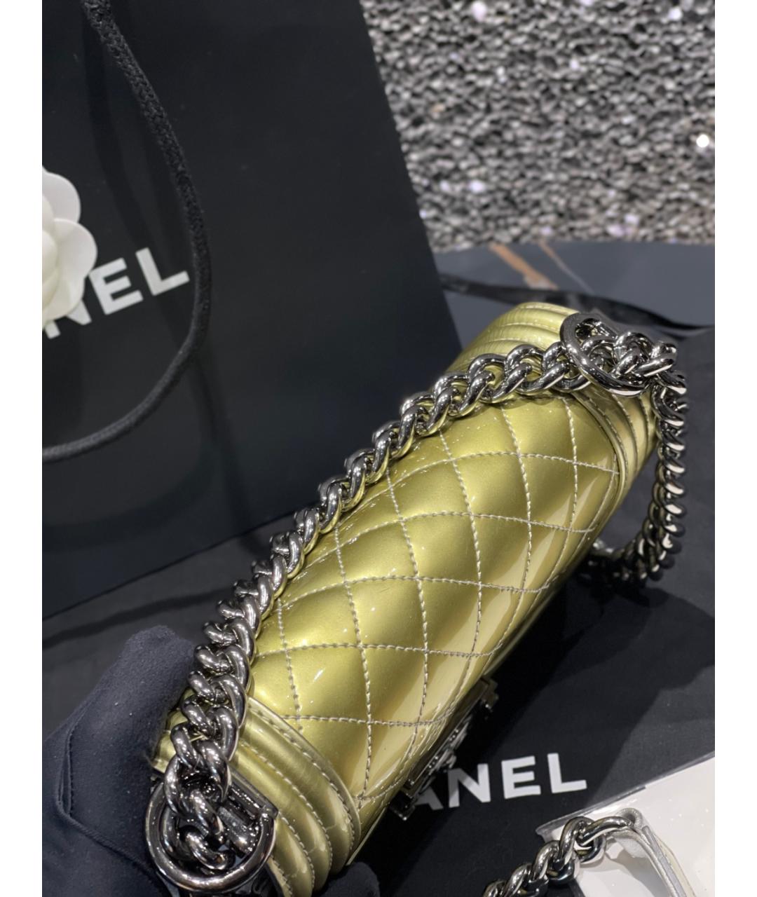 CHANEL Золотая сумка через плечо из лакированной кожи, фото 5