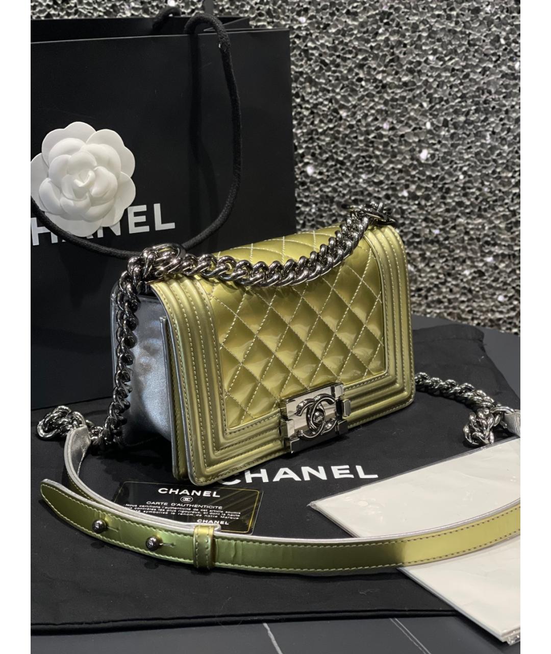 CHANEL Золотая сумка через плечо из лакированной кожи, фото 2