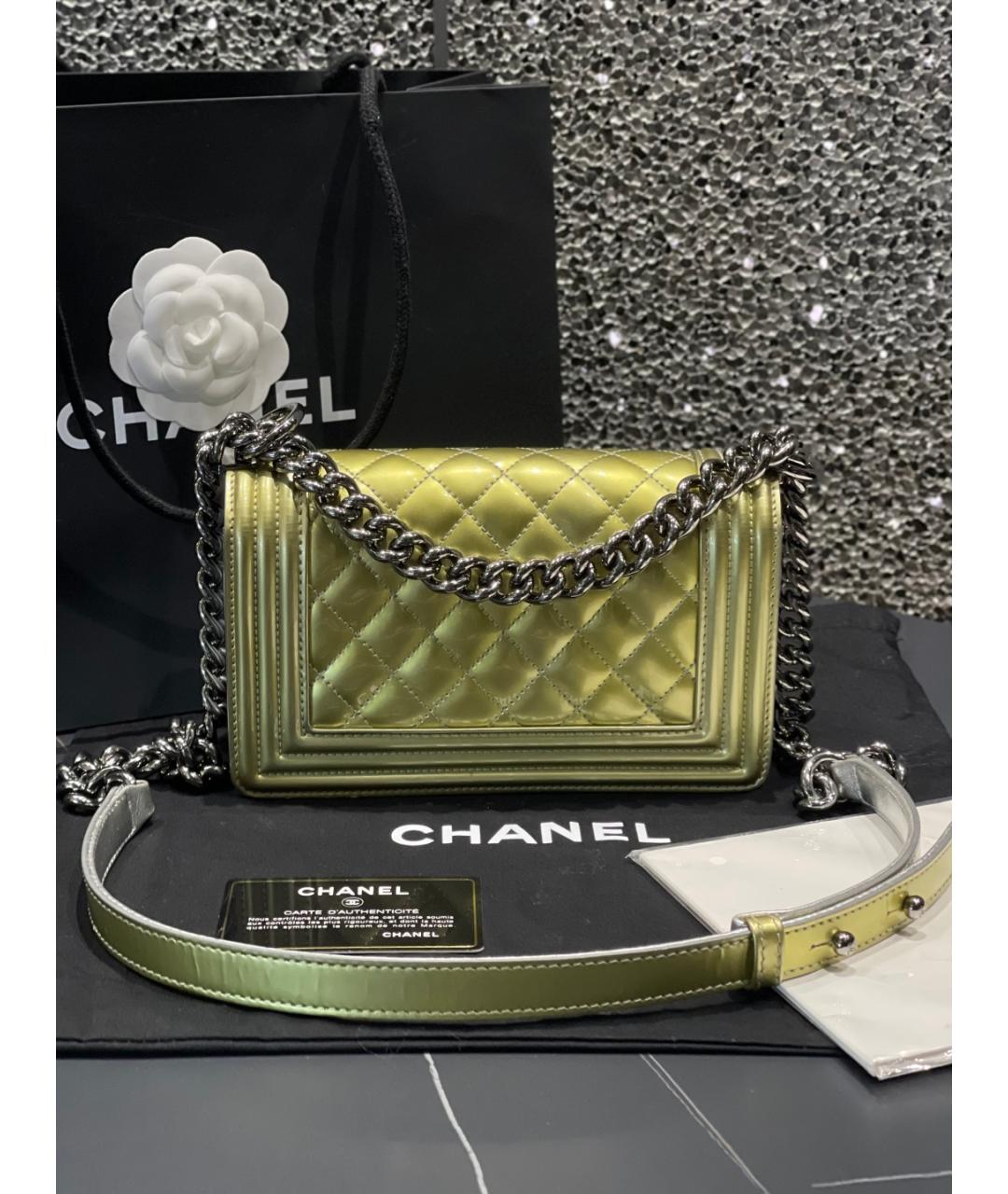 CHANEL Золотая сумка через плечо из лакированной кожи, фото 4