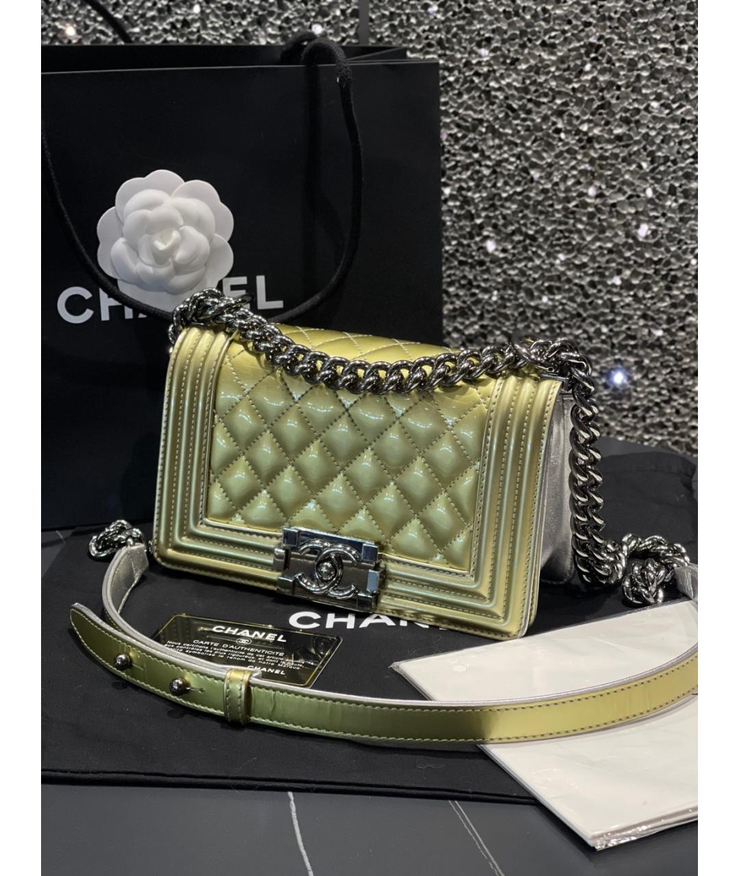 CHANEL Золотая сумка через плечо из лакированной кожи, фото 3