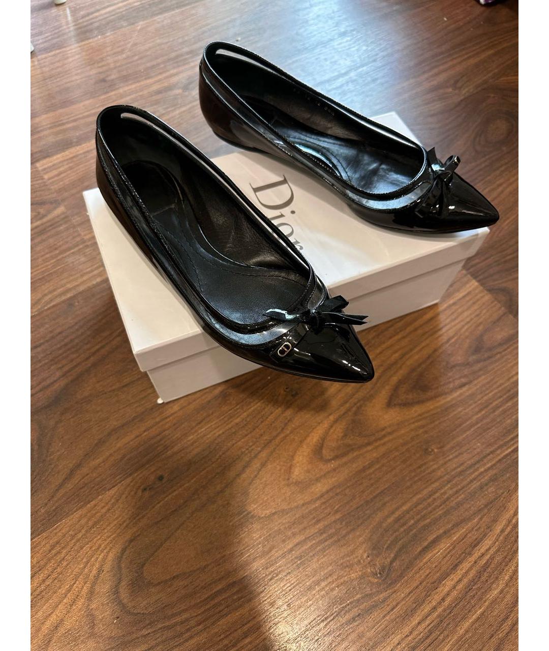 CHRISTIAN DIOR Черные балетки из лакированной кожи, фото 2