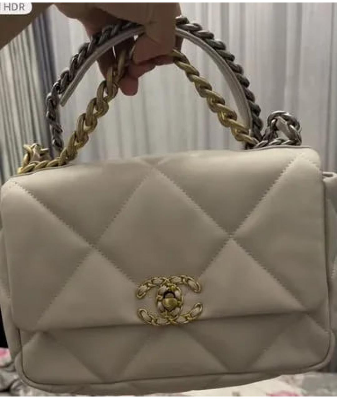 CHANEL Белая сумка через плечо из лакированной кожи, фото 3