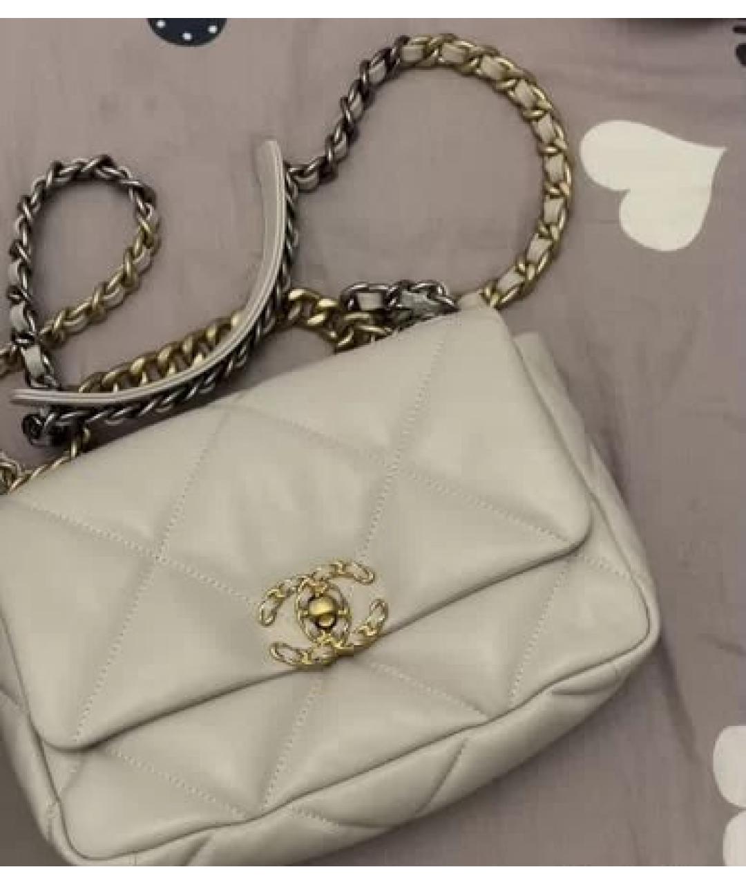 CHANEL Белая сумка через плечо из лакированной кожи, фото 2