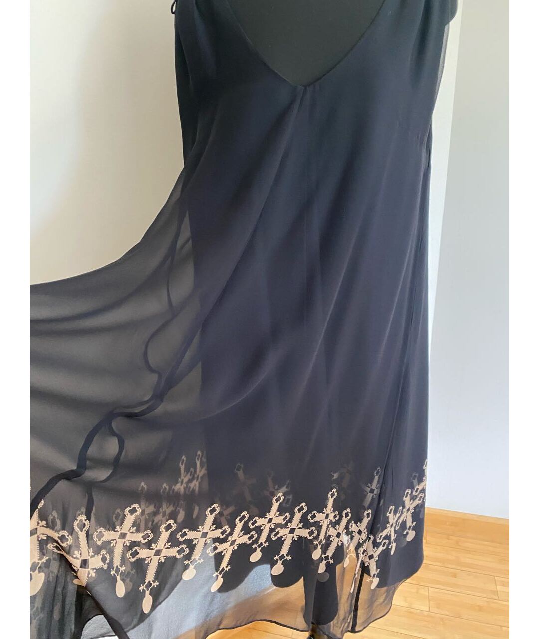 THOMAS WYLDE Черное шелковое коктейльное платье, фото 4