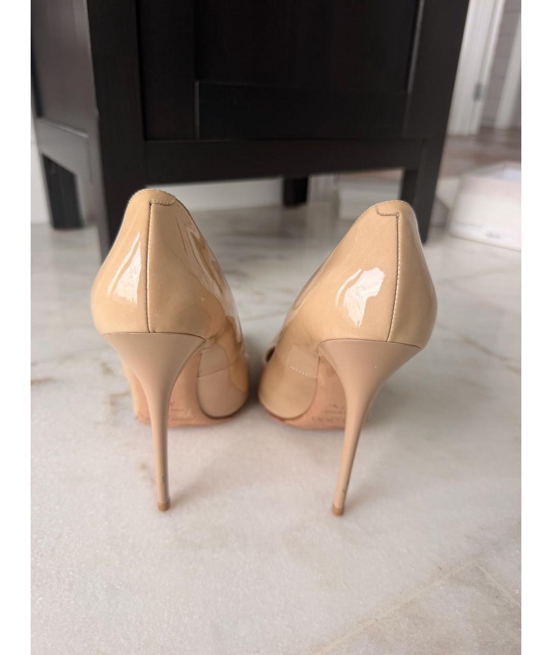 JIMMY CHOO Бежевые туфли из лакированной кожи, фото 4