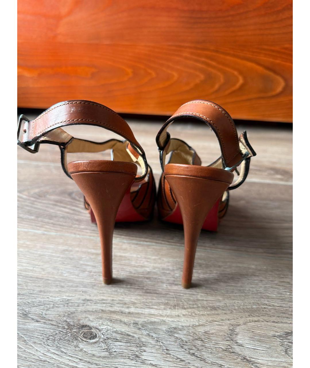 CHRISTIAN LOUBOUTIN Коричневые кожаные босоножки, фото 4