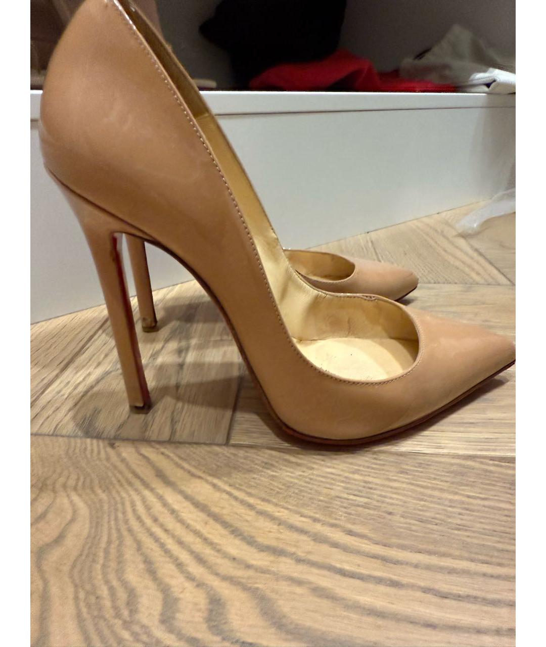 CHRISTIAN LOUBOUTIN Бежевые туфли из лакированной кожи, фото 9