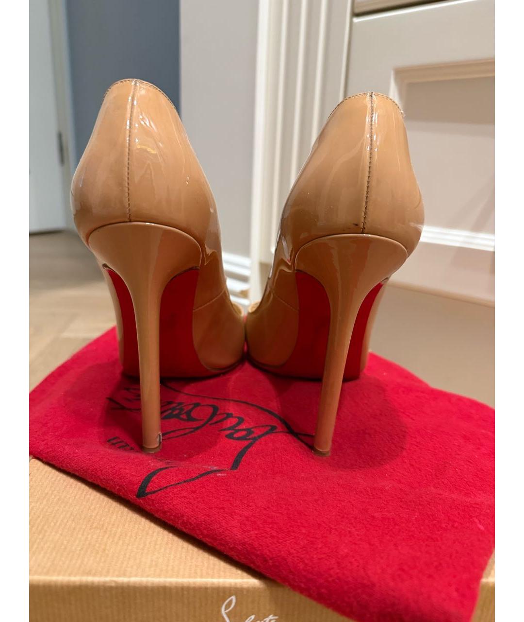 CHRISTIAN LOUBOUTIN Бежевые туфли из лакированной кожи, фото 4