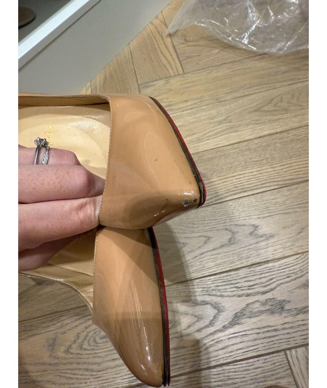 CHRISTIAN LOUBOUTIN Бежевые туфли из лакированной кожи, фото 7