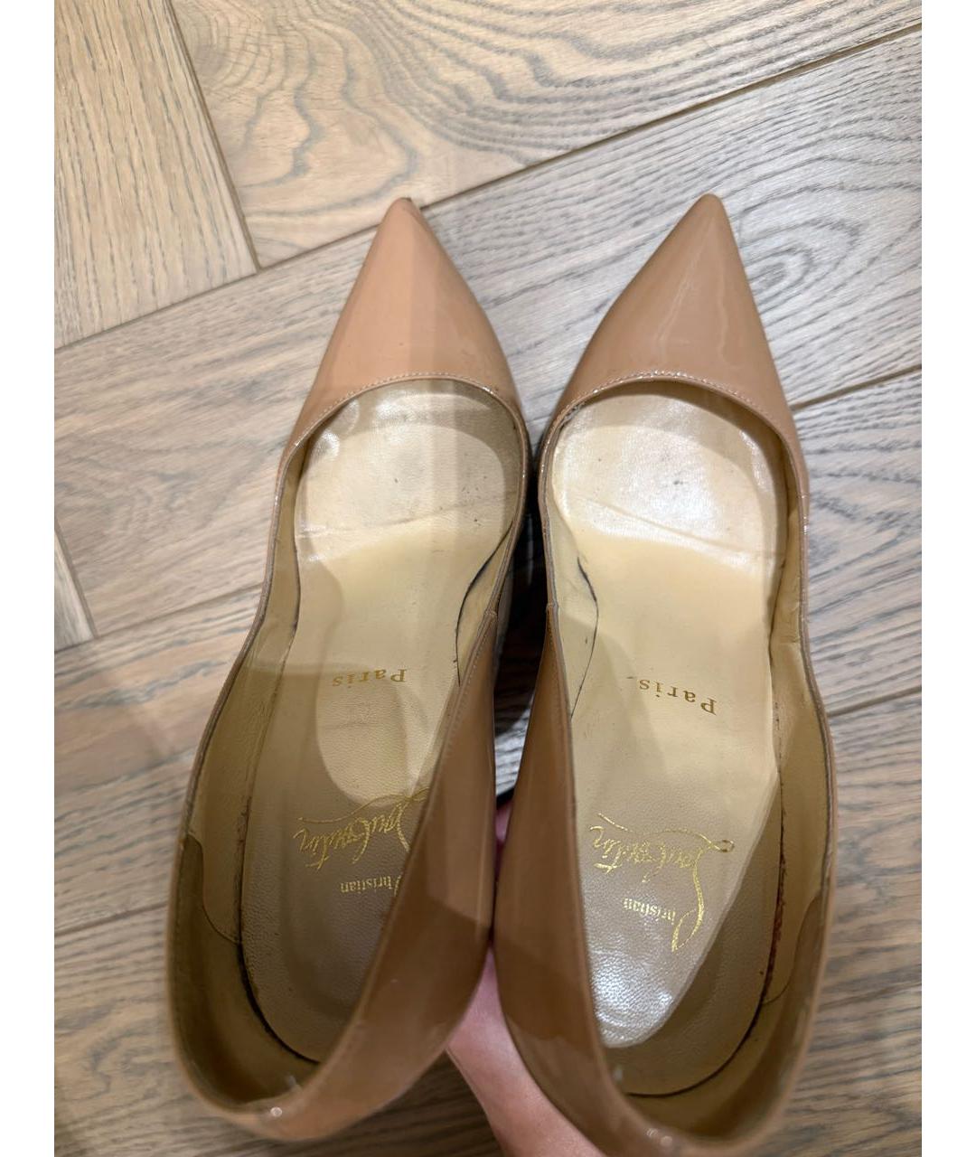 CHRISTIAN LOUBOUTIN Бежевые туфли из лакированной кожи, фото 3