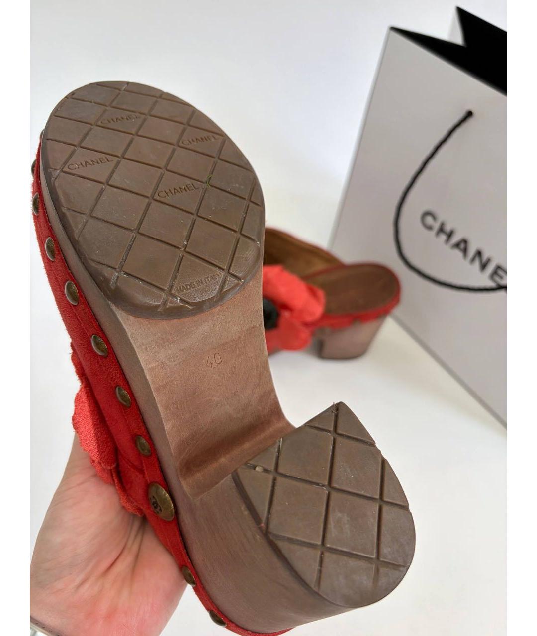 CHANEL Красные замшевые сабо, фото 5