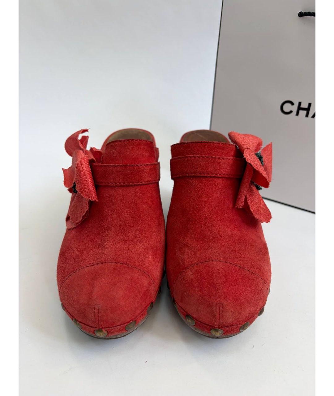 CHANEL Красные замшевые сабо, фото 2