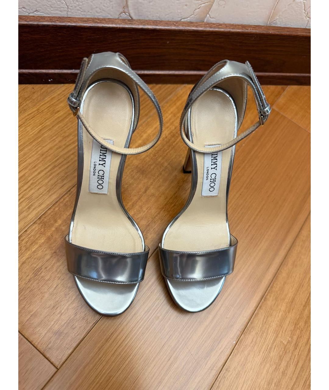 JIMMY CHOO Серебряные босоножки из лакированной кожи, фото 2