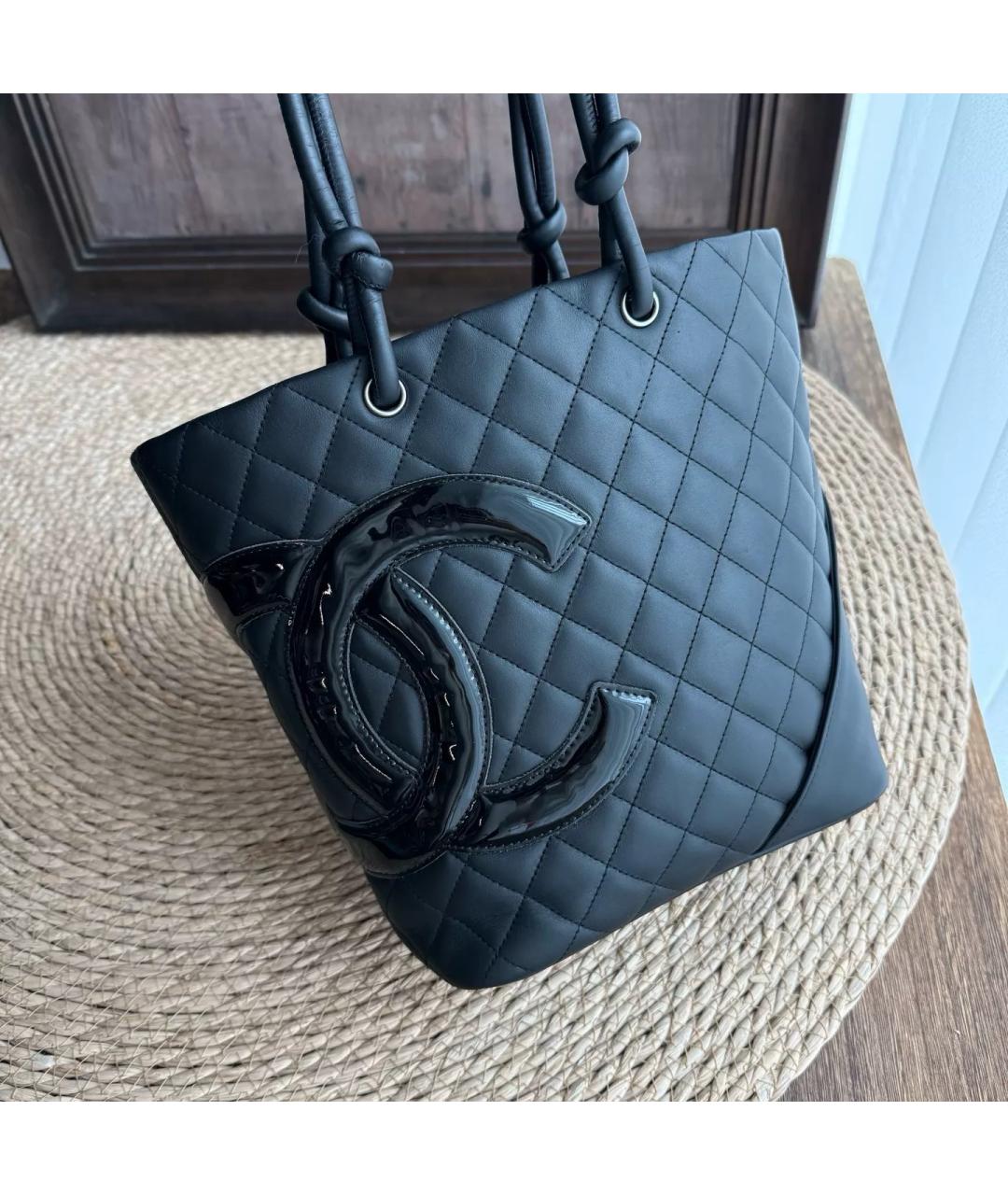 CHANEL Черная сумка тоут из лакированной кожи, фото 2