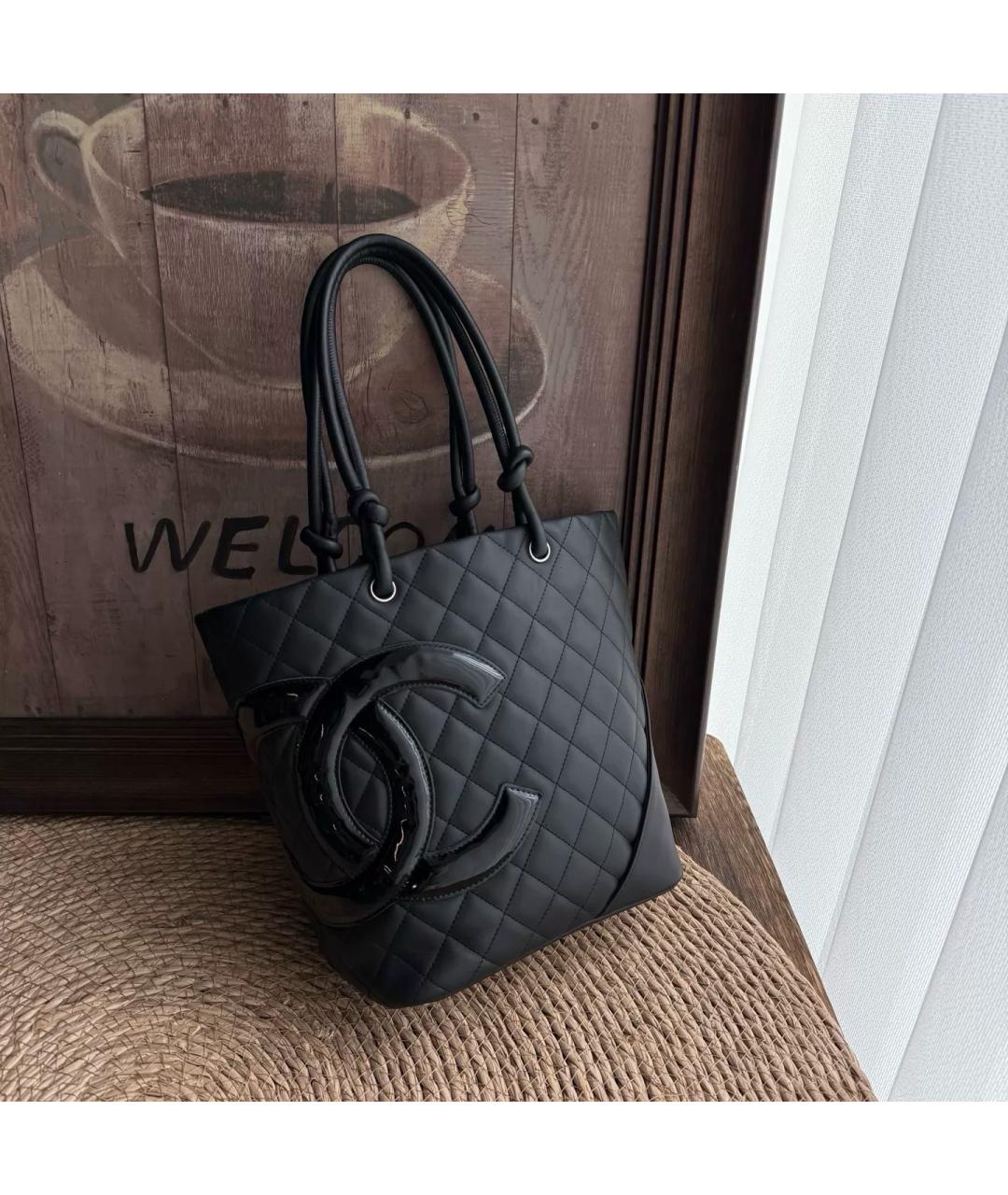 CHANEL Черная сумка тоут из лакированной кожи, фото 10