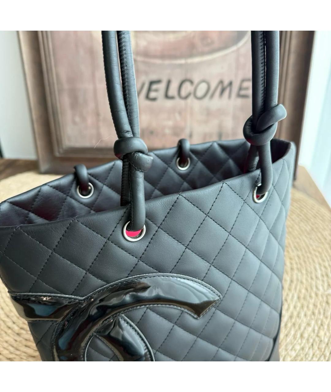 CHANEL Черная сумка тоут из лакированной кожи, фото 9