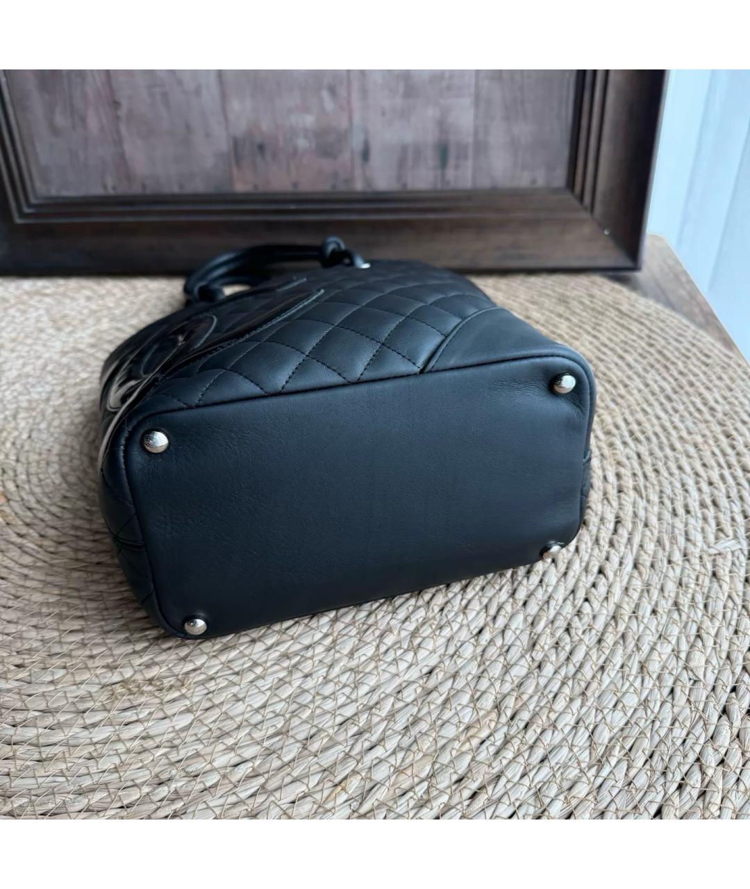 CHANEL Черная сумка тоут из лакированной кожи, фото 4