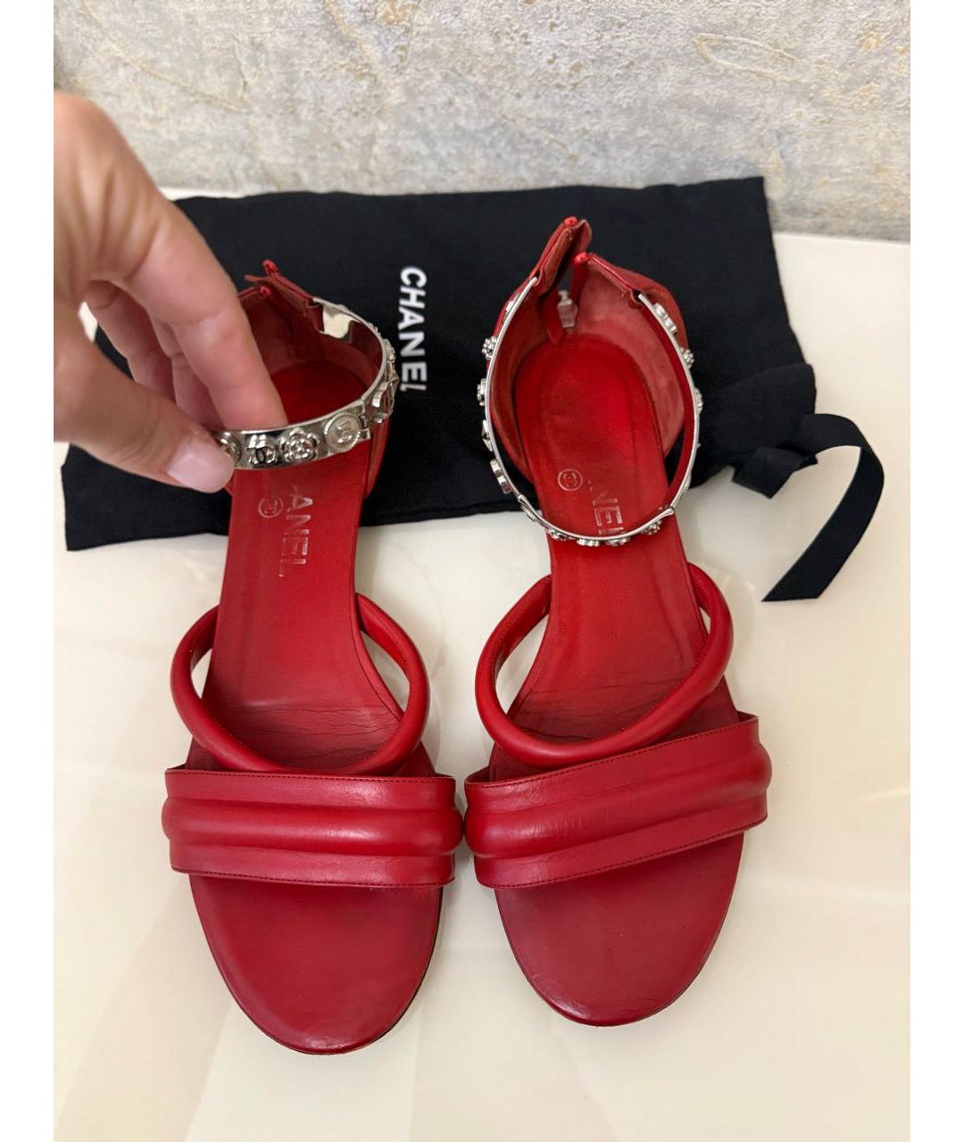 CHANEL Красные кожаные сандалии, фото 2