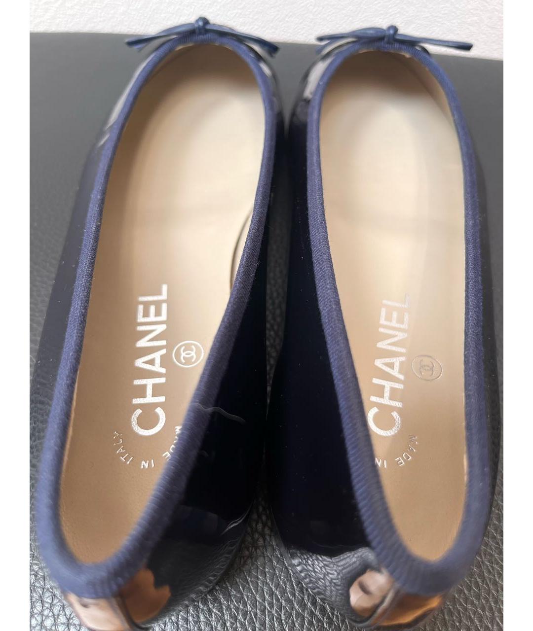 CHANEL Темно-синие балетки из лакированной кожи, фото 5