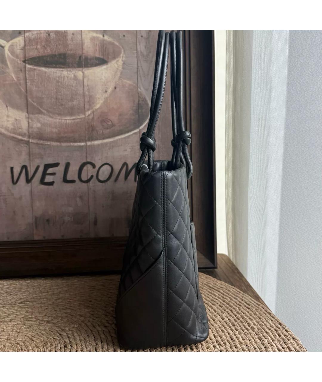 CHANEL Черная сумка тоут из лакированной кожи, фото 4