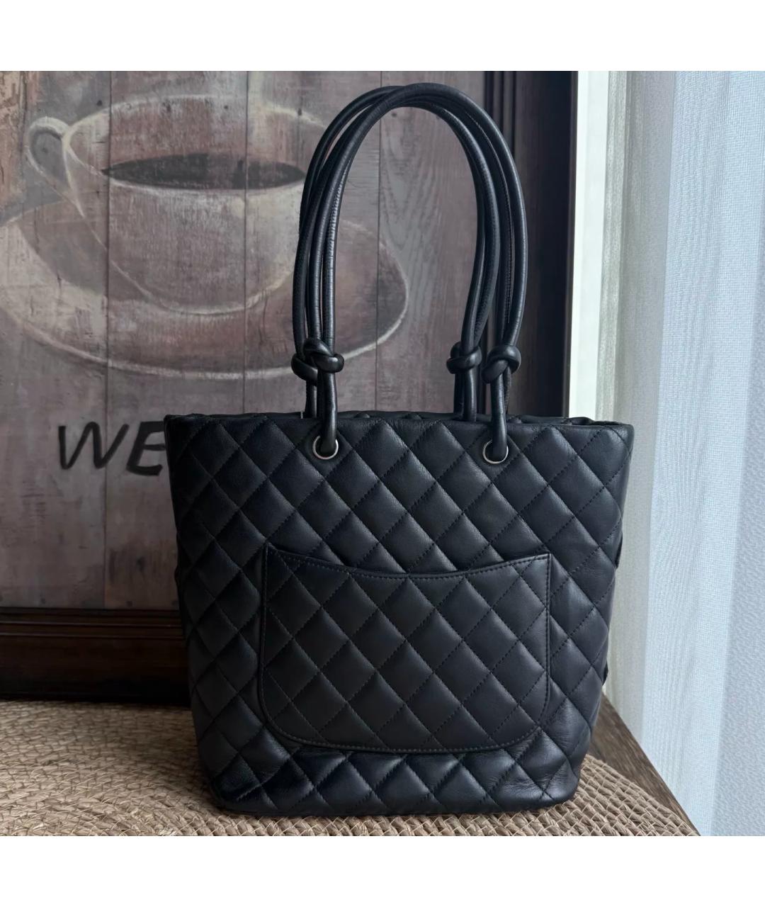 CHANEL Черная сумка тоут из лакированной кожи, фото 3