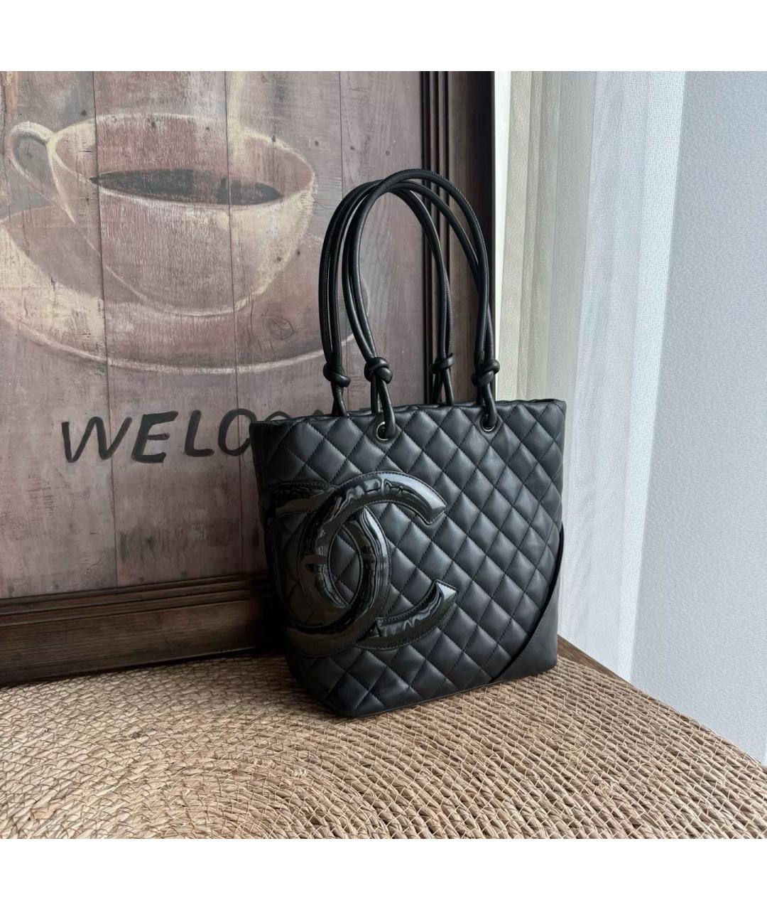 CHANEL Черная сумка тоут из лакированной кожи, фото 10