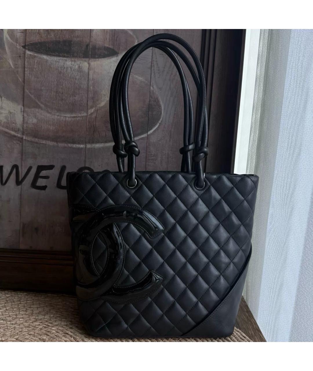 CHANEL Черная сумка тоут из лакированной кожи, фото 2