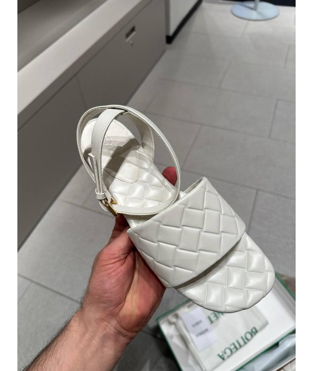 BOTTEGA VENETA Белые кожаные сандалии, фото 2