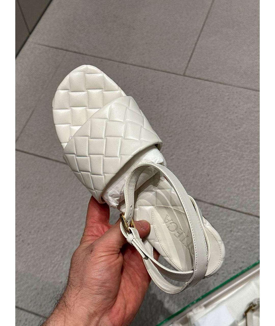 BOTTEGA VENETA Белые кожаные сандалии, фото 4